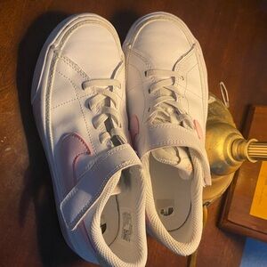 Nike Kids Sneakers in White and Pink